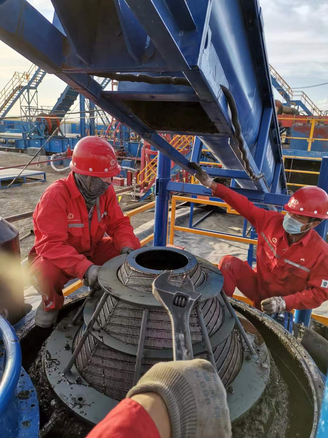 油基鉆井巖屑處理應(yīng)該如何選擇處理方案？