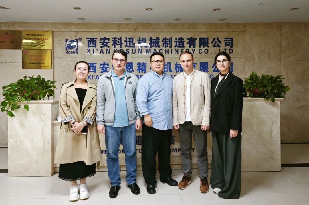 與會(huì)人員合影 與會(huì)人員合影